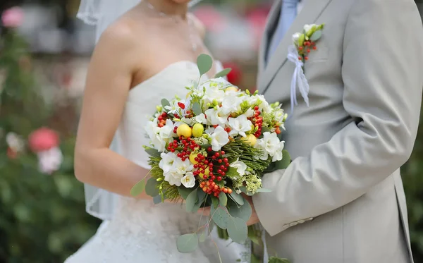 Bride holding wedding flower bouquet of white roses — Stockfoto