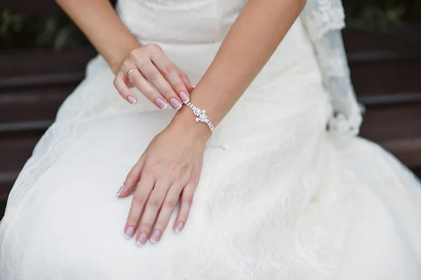 Guanti nuziali su mani di sposa, primo piano — Foto Stock