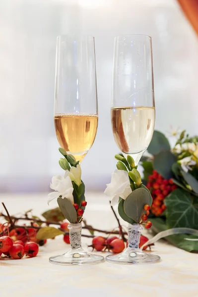 Two empty wedding champagne glasses on a table — Stock Photo, Image