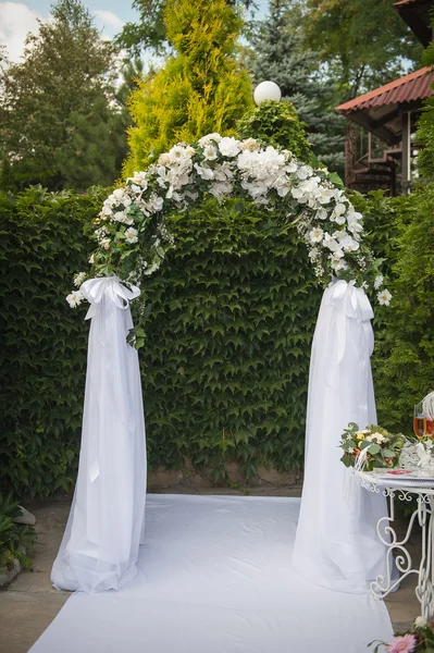 Arch and two white chairs in golf club prepared for weeding. Don — Stock Photo, Image