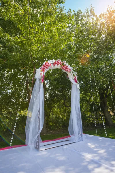Арка для свадебной церемонии. Цветочные композиции в винтаже — стоковое фото
