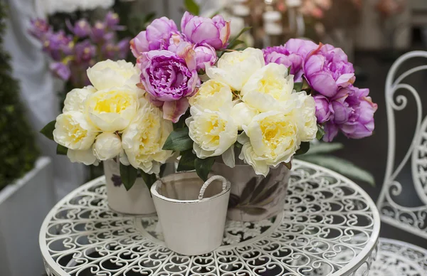 Bouquet di peonie rosa in vaso sul tavolo — Foto Stock