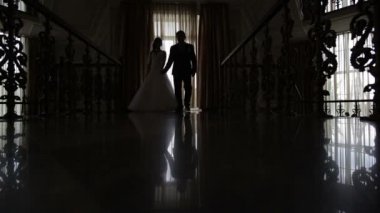 Gelin ve damat salonda pencerenin önünde siluetleri