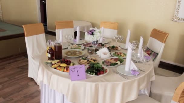 Prachtig gediend bruiloft tafel in het restaurant — Stockvideo
