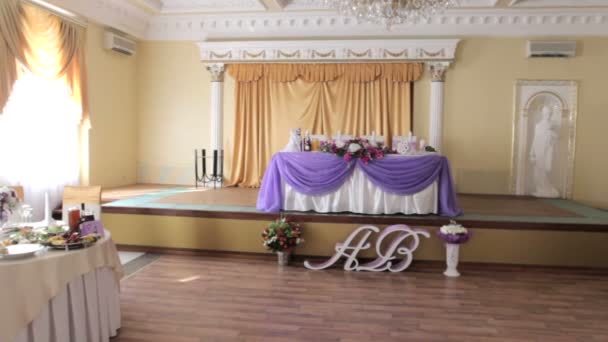 Красивый свадебный стол невесты и жениха в ресторане — стоковое видео