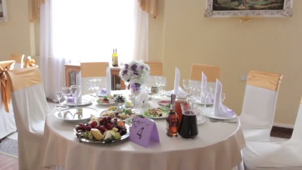 Maravilhosamente servido mesa de casamento no restaurante — Vídeo de Stock