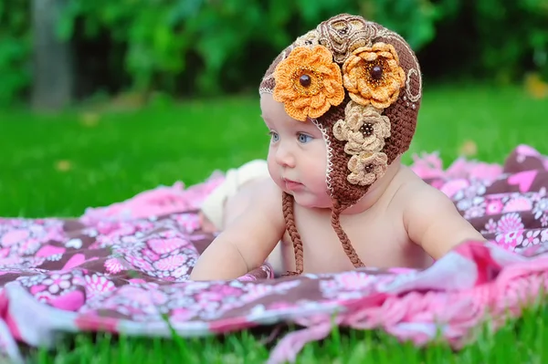Bambina all'aperto in un berretto marrone a maglia — Foto Stock