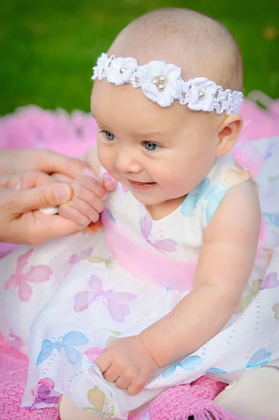 Gelukkig lachend vrolijke babymeisje in roze kap met oren — Stockfoto