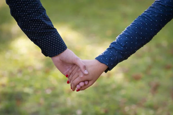 Gelukkig paar hand in hand — Stockfoto