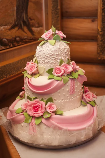 럭셔리 결혼식 파티에 장식 된 웨딩 케이크 — 스톡 사진