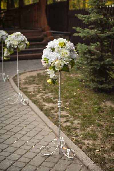 Ramos de rosas redondas en la ceremonia de boda — Foto de Stock