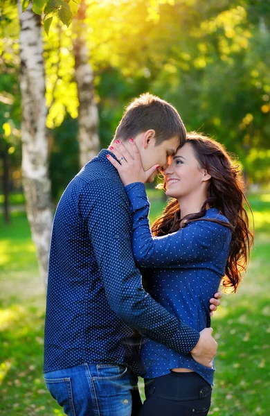 Close up portrait of young happy couple outdoors — Stock Photo, Image