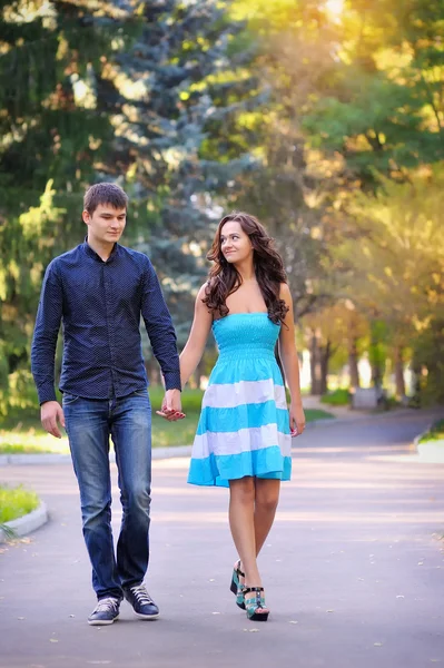 Coppia innamorata passeggiando insieme in un bellissimo parco — Foto Stock