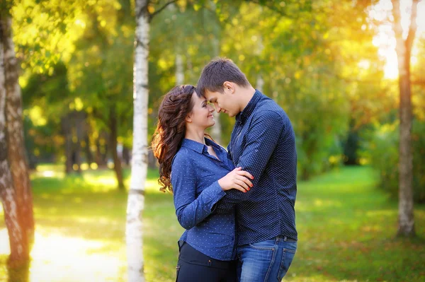 Gelukkig glimlachend paar verliefd — Stockfoto