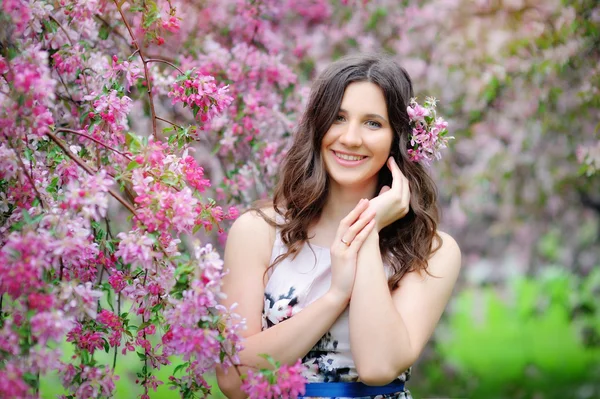 Bella donna con corona di fiori. — Foto Stock