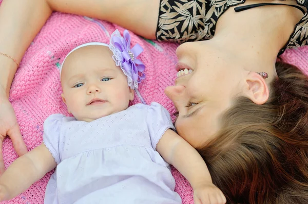 Mother and baby in park portrait — Stock Photo, Image