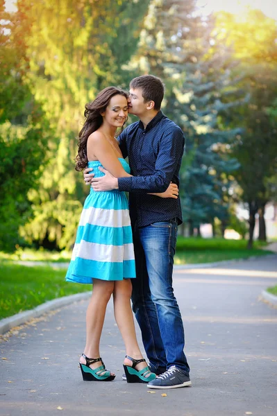 Joyeux jeune couple amoureux au parc. — Photo