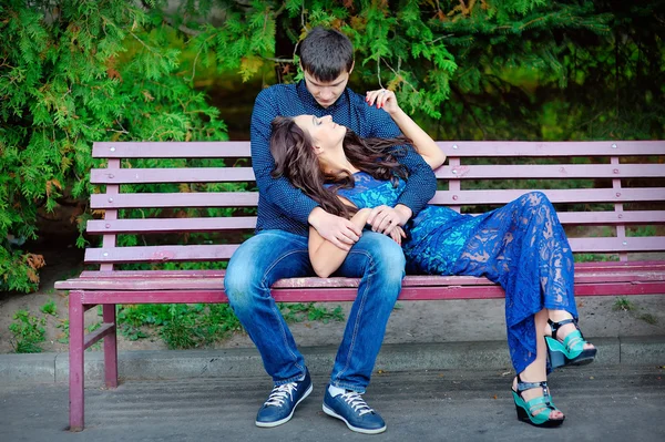 Man and woman on a bench — Stock Photo, Image