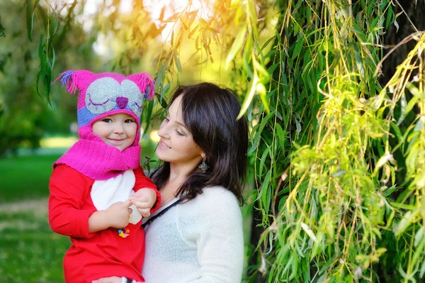 Ibu dan bayi di musim gugur — Stok Foto