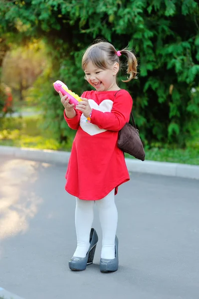 Niña habla por teléfono — Foto de Stock