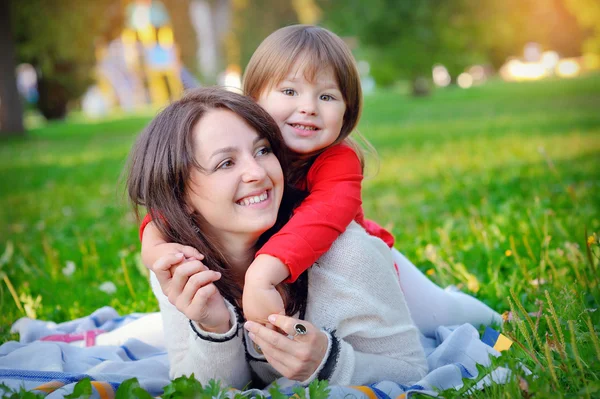 Fille avec sa mère dans le parc — Photo