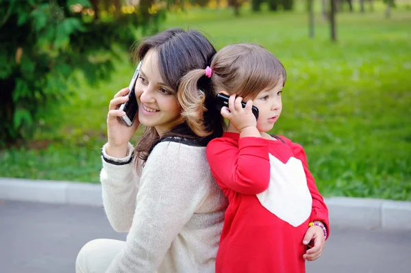 Mère et enfant parlent au téléphone — Photo