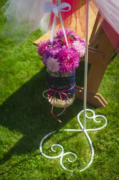 Runda aster bukett hängande på stativ — Stockfoto