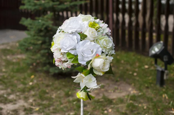 Buquê de noivas de rosas brancas — Fotografia de Stock