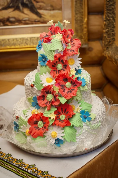 Wedding cake with red poppies — Stock Photo, Image