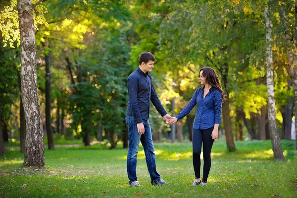 Man and woman walking in the park — Stock Photo, Image