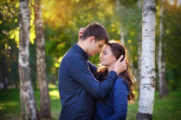 Feliz joven pareja enamorada al aire libre en otoño — Foto de Stock