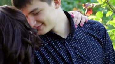 Parkta aşık mutlu genç bir çift