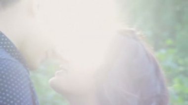 Parkta aşık mutlu genç bir çift