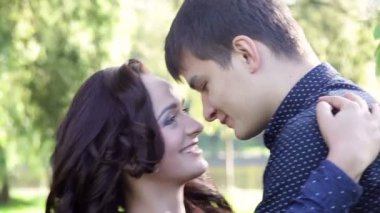 Parkta aşık mutlu genç bir çift