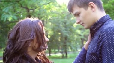 açık havada yazlık bir gün mutlu bakarak zevk çift