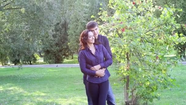Šťastný mladý pár v lásce v parku — Stock video