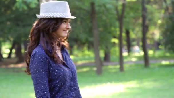 Ragazza in cappello abbracciare un ragazzo nel parco — Video Stock