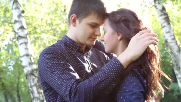 Szabadban élvezi a nyári nap boldog pár — Stock videók
