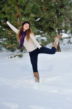 kız ile park karda oynarken. Kış eğlence ve neşe ve kış vacat