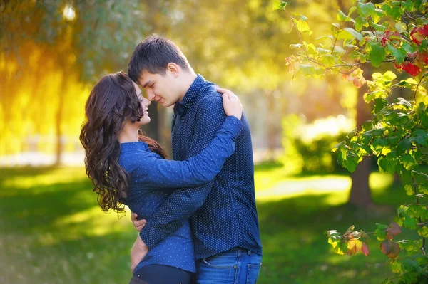 Portrait of a beautiful girl and a guy kissing in the sun — Stock Photo, Image