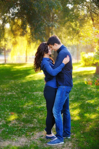 Casal jovem tem data romântica ao pôr do sol — Fotografia de Stock