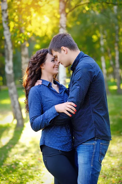 Romántico adolescente pareja por árbol en otoño parque —  Fotos de Stock