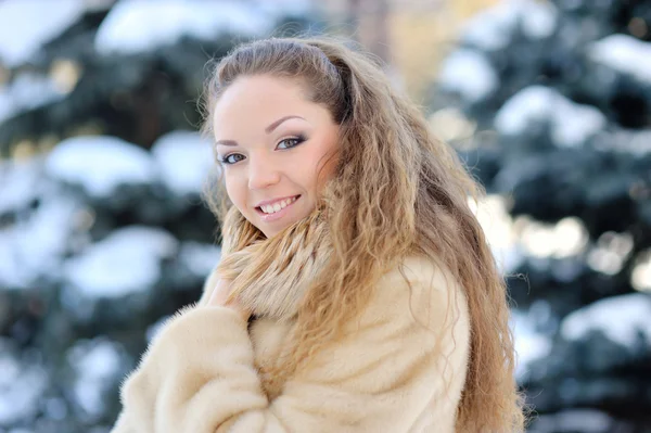 Portrét krásné dívky v zimním parku — Stock fotografie