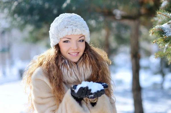 Retrato sobre menina bonita na floresta de inverno — Fotografia de Stock