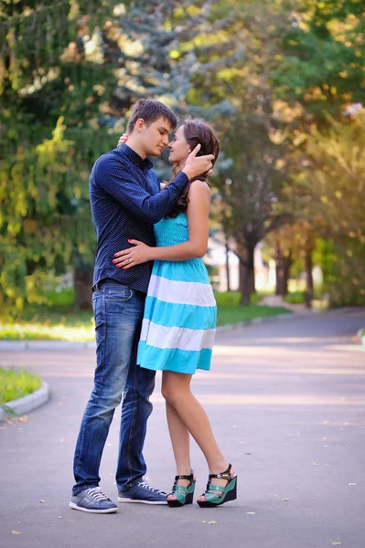 Retrato de joven feliz sonriente alegre atractiva pareja para conseguir — Foto de Stock