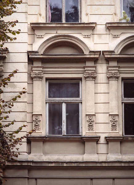 Detalhes arquitetônicos de edifícios antigos de Lviv. Lviv é uma cidade em w — Fotografia de Stock