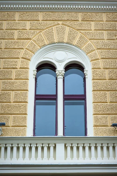 Bela janela no edifício antigo em Lvov, Ucrânia — Fotografia de Stock
