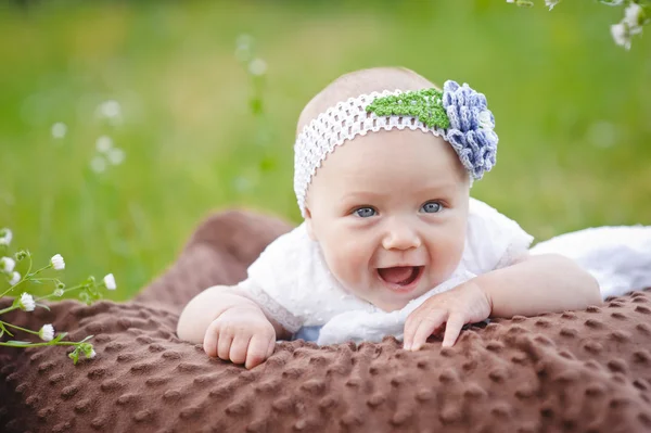 Zomer portret van mooie babymeisje — Stockfoto