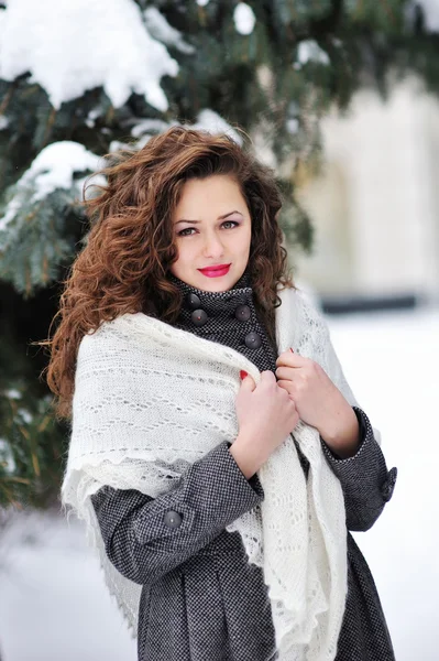 Winter vrouw in sneeuw kijken op kopie ruimte buiten op het sneeuwt — Stockfoto