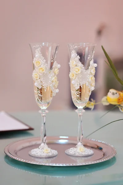 Occhiali da sposa sposa e sposo con champagne — Foto Stock